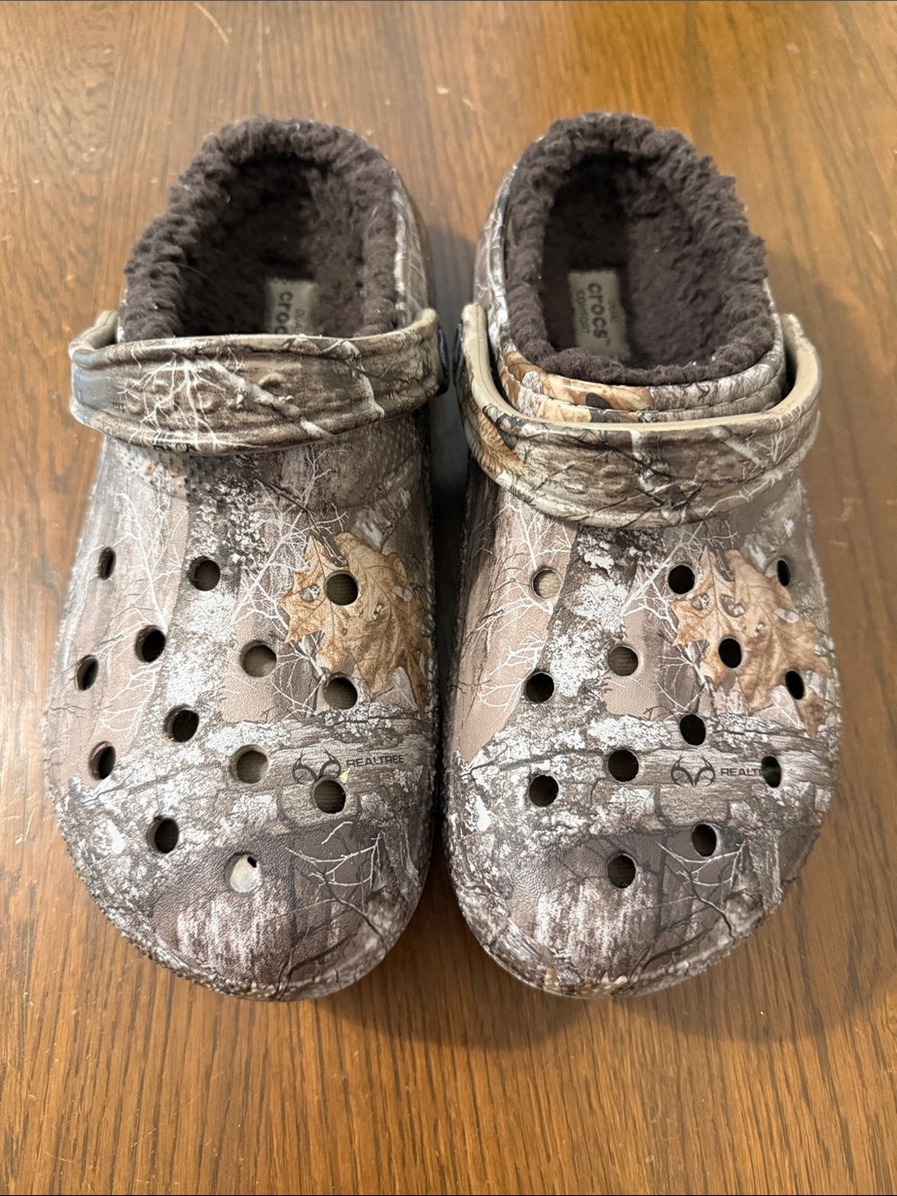CROCS Realtree Camo Fuzzy-Lined Clogs in Brown and Tan Mens 8 women’s 10